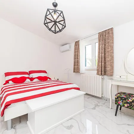 Olive Garden Apartment *